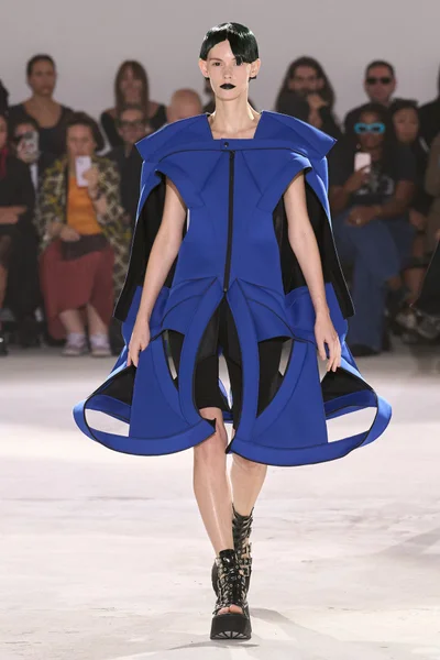 Look 16